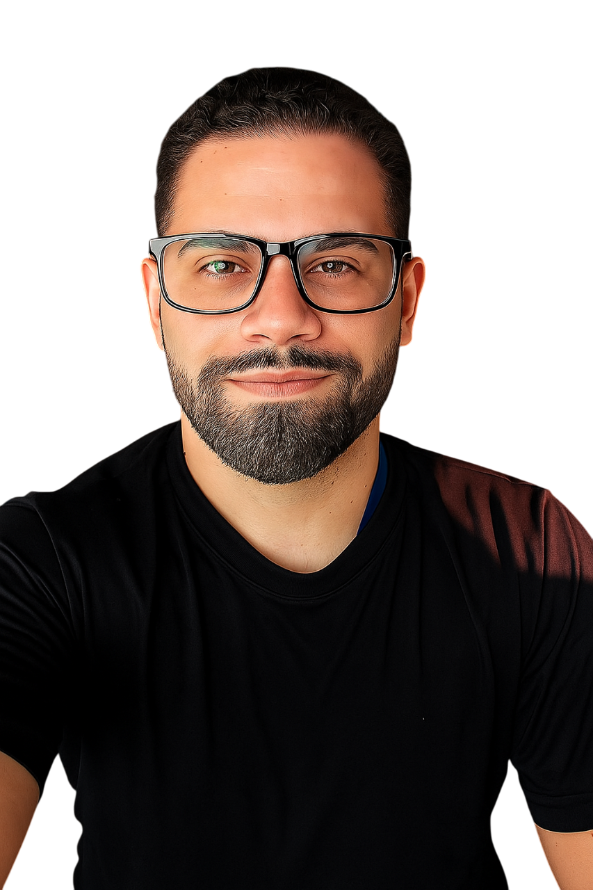 foto do lucas sorrindo, de óculos com fundo azul escuro